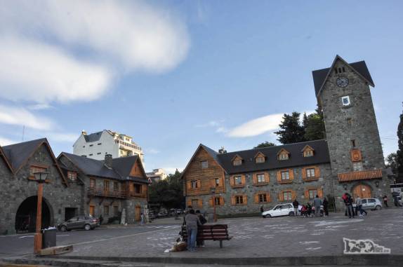 Final de tarde, a praça central de Bariloche está vazia (Patagônia Andina, na Argentina)